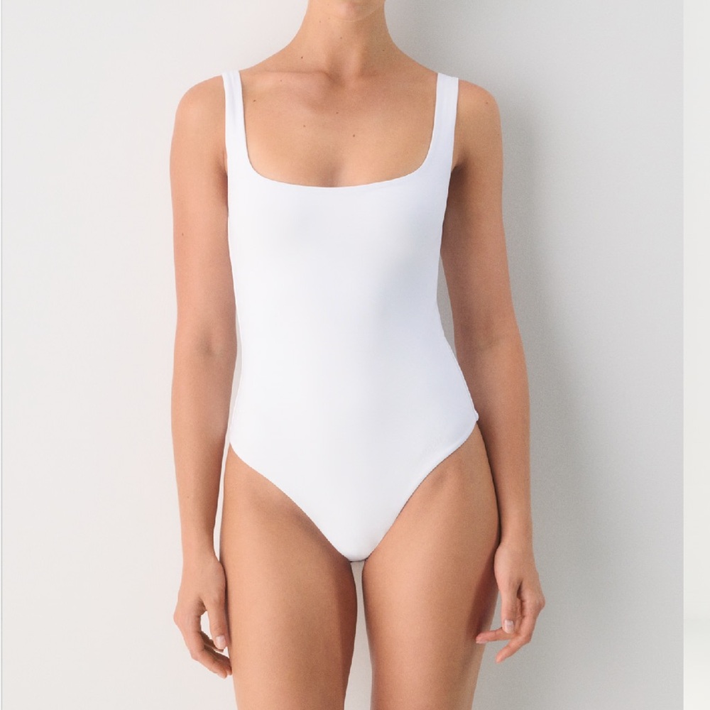 Aritzia Babaton Original Contour Pursue Bodysuit